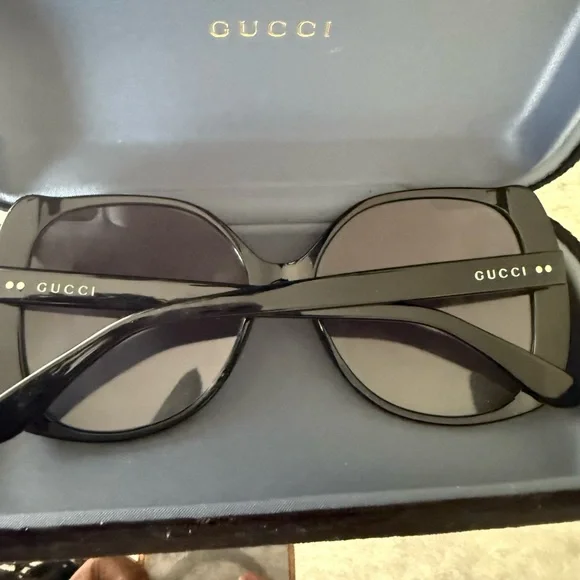 Beautiful Gucci Black Sunglasses! Authentic and classic! Excellent condition!! - Picture 2 of 10
